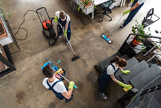 Reinigungsteam bei der Arbeit