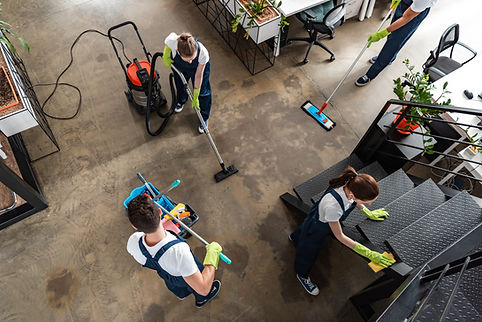 Reinigungsteam bei der Arbeit