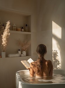 Mujer leyendo en la bañera