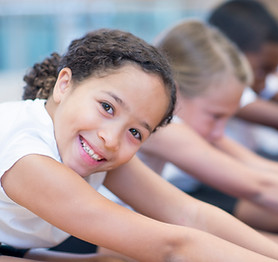 Bambini che fanno stretching