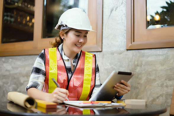 Vrouwelijke ingenieur maakt notities op iPad