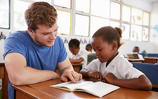 Professor ajudando jovem estudante