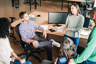 Colegas em reunião informal