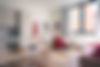 Intérieur d'appartement avec des accents rouges