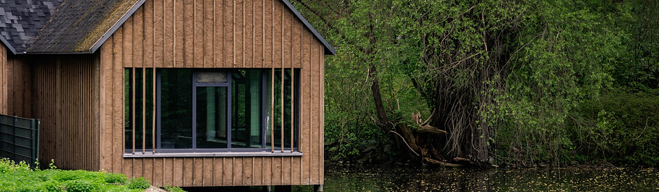 Illustration Plan Épargne Retraite (PER) – Maison en bois paisible en pleine nature, symbole d'une retraite sereine financée par un placement efficace