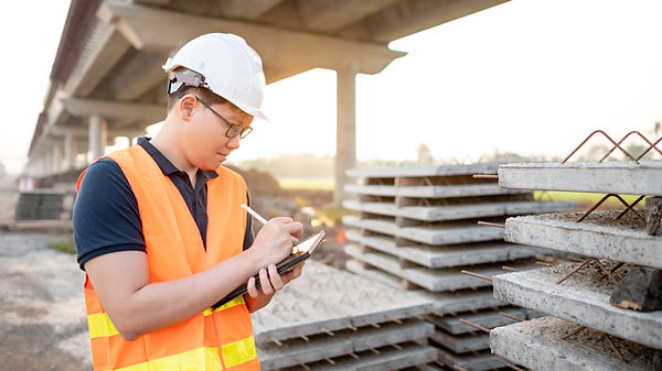 Persona in equipaggiamento di sicurezza sul cantiere