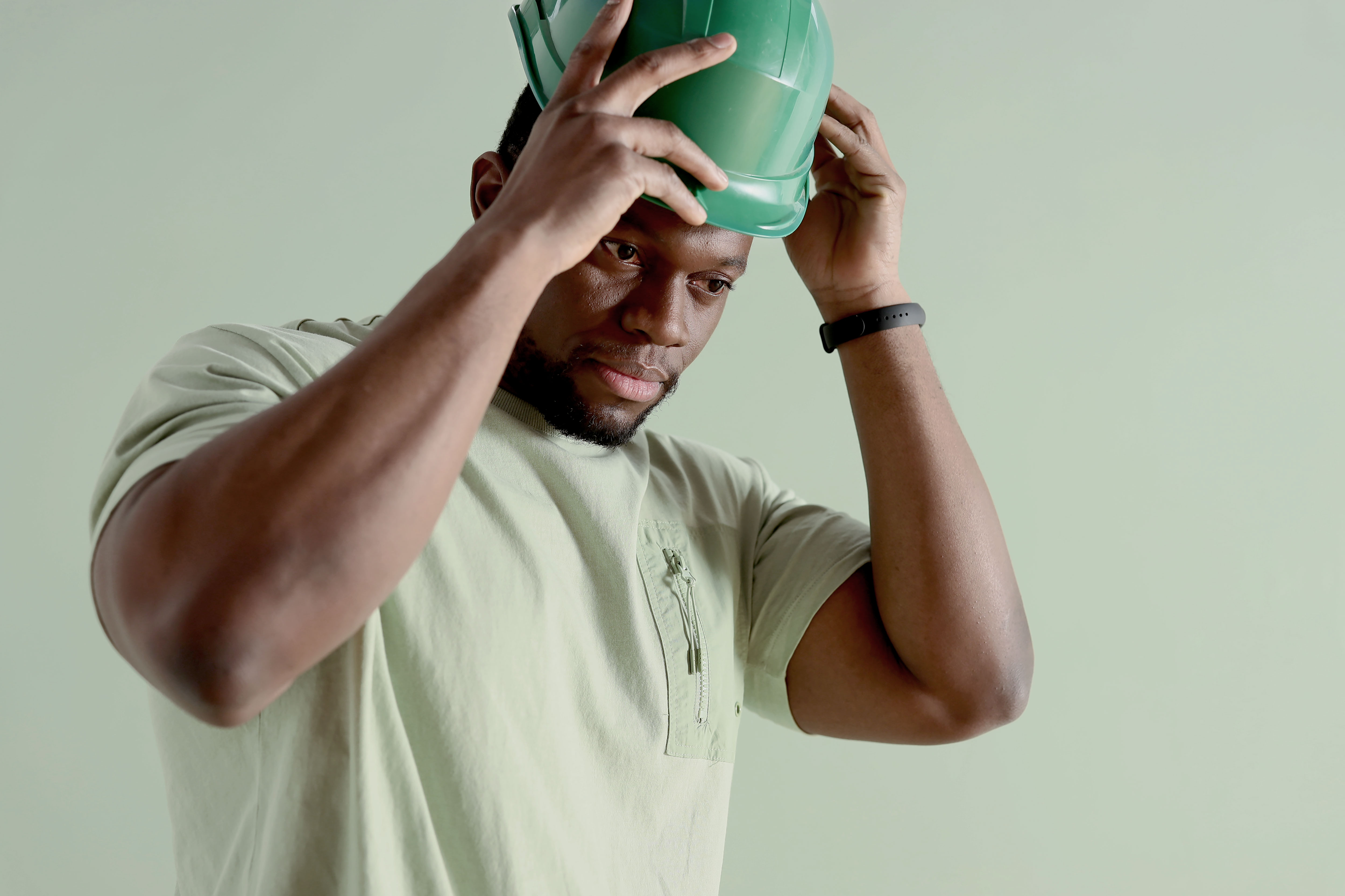 Homme portant un casque