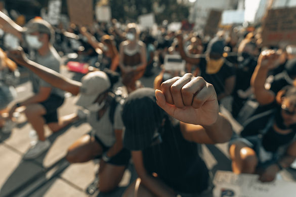 Manifestantes ajoelhados