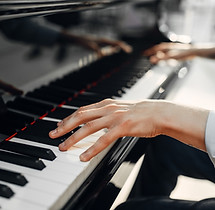 Finger, die Klaviertasten spielen
