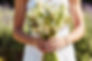 Mariée tenant un bouquet