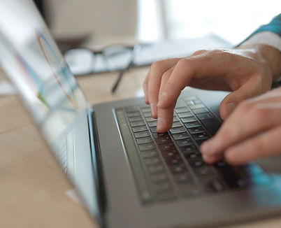 Geschäftsmann tippt auf Laptop