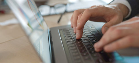 Trabajando en la computadora portátil