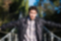 Homem com jaqueta de couro