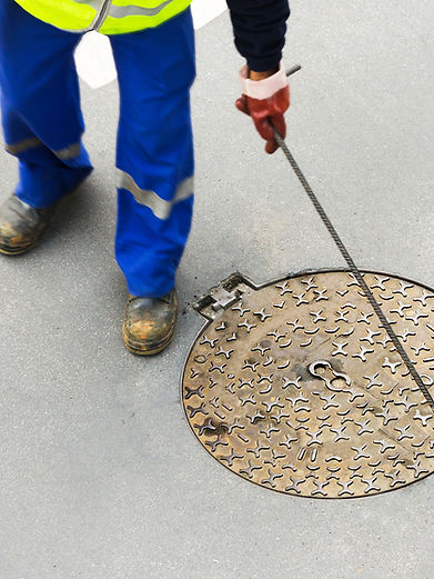 Kanalisationsluke öffnen