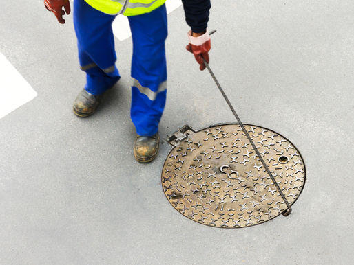 Pierde en una alcantarilla lujoso anillo de jade: lo recupera de milagro