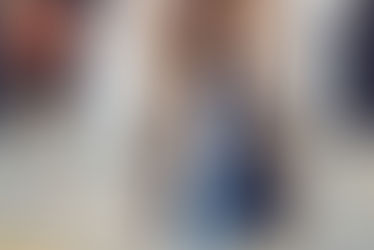 Um homem caminahndo sozinho pela rua com roupa para inverno