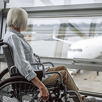 旅行中のシニア女性