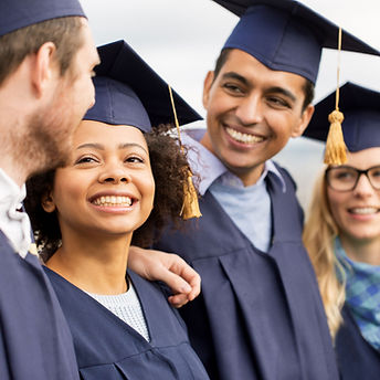 Les diplômés sourient ensemble