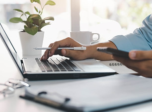 Крупним планом ноутбук і ручка