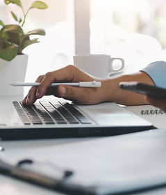 ラップトップとペンのクローズアップ