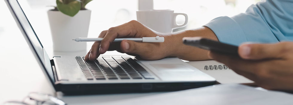 Nahaufnahme von Laptop und Stift