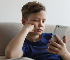 Kind auf dem Smartphone