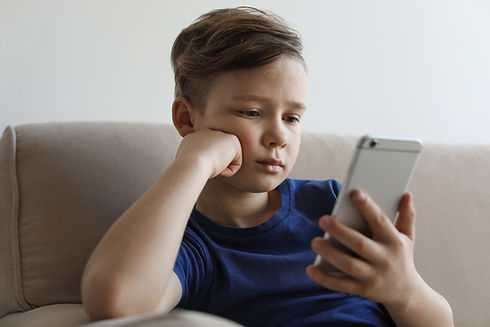 Bambino al telefono