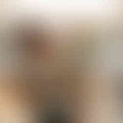 Une nounou avec un enfant dont elle s'occupe avec tendresse