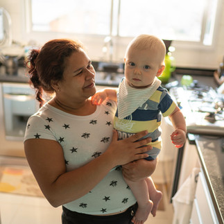 Une nounou avec un enfant dont elle s'occupe avec tendresse