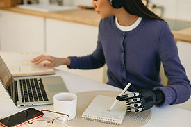 Écrire avec une main prothétique