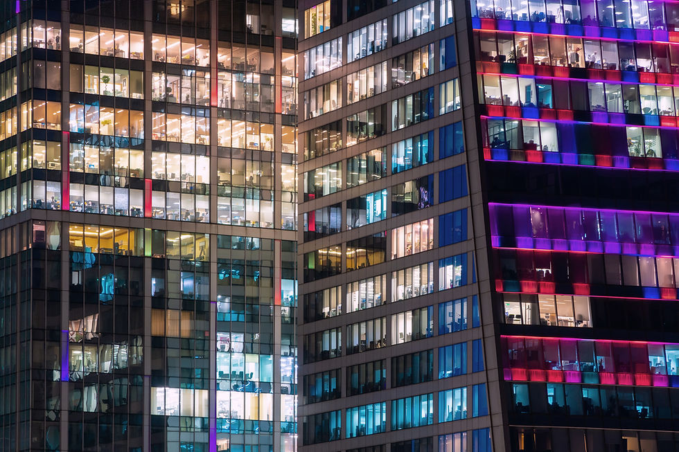 Bürogebäude bei Nacht