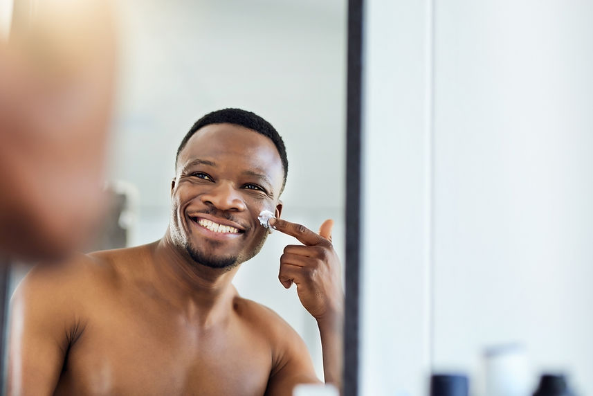 Homem aplicando produtos para a pele
