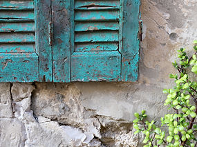 Subsidence damage to walls of a property.
