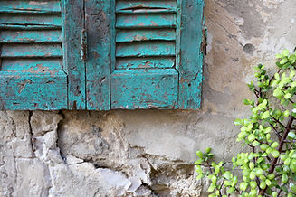 Gealterte grüne Fensterläden