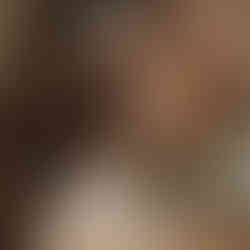 Mulher lavando o cabelo com shampoo sólido natural e vegano.