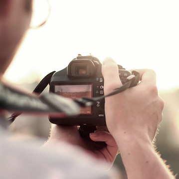 Fotografo che tiene la macchina fotografica