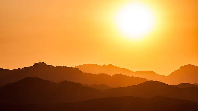 Vista do pôr do sol na montanha