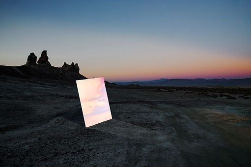 Espejo que refleja la puesta de sol