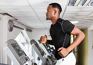 Homem correndo na esteira