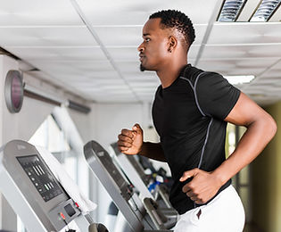 Homem correndo na esteira