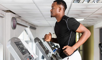 Homem correndo na esteira