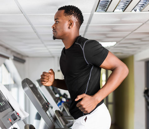 Homem correndo na esteira