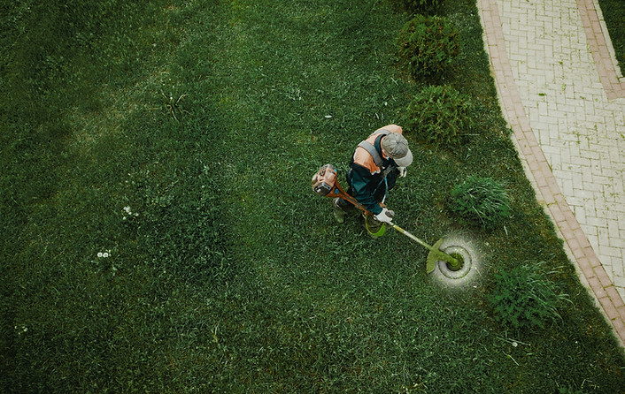 Gärtner mäht Rasen