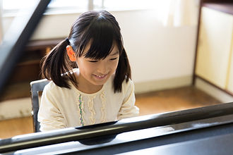 ピアノを演奏する女子小学生