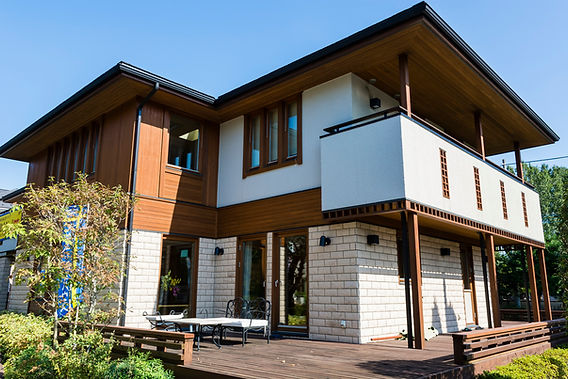 広いウッドデッキのモデルハウス