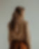 Mulher com roupa bege