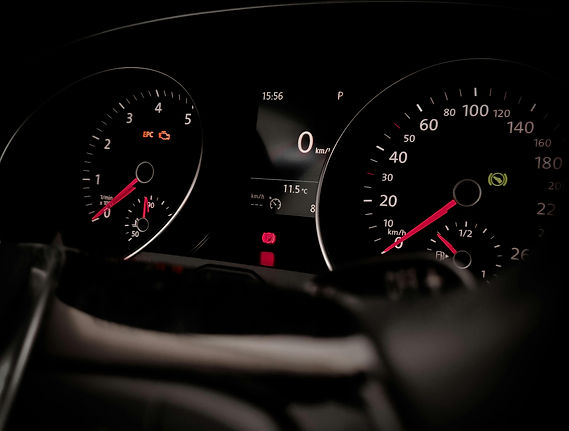 Primer plano del velocímetro del coche