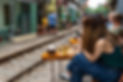 Couple vietnamien buvant une bière à côté d'une voie ferrée.