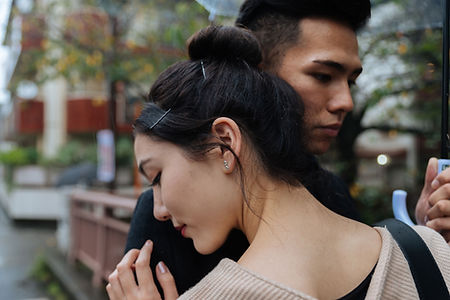 抱き合うカップル