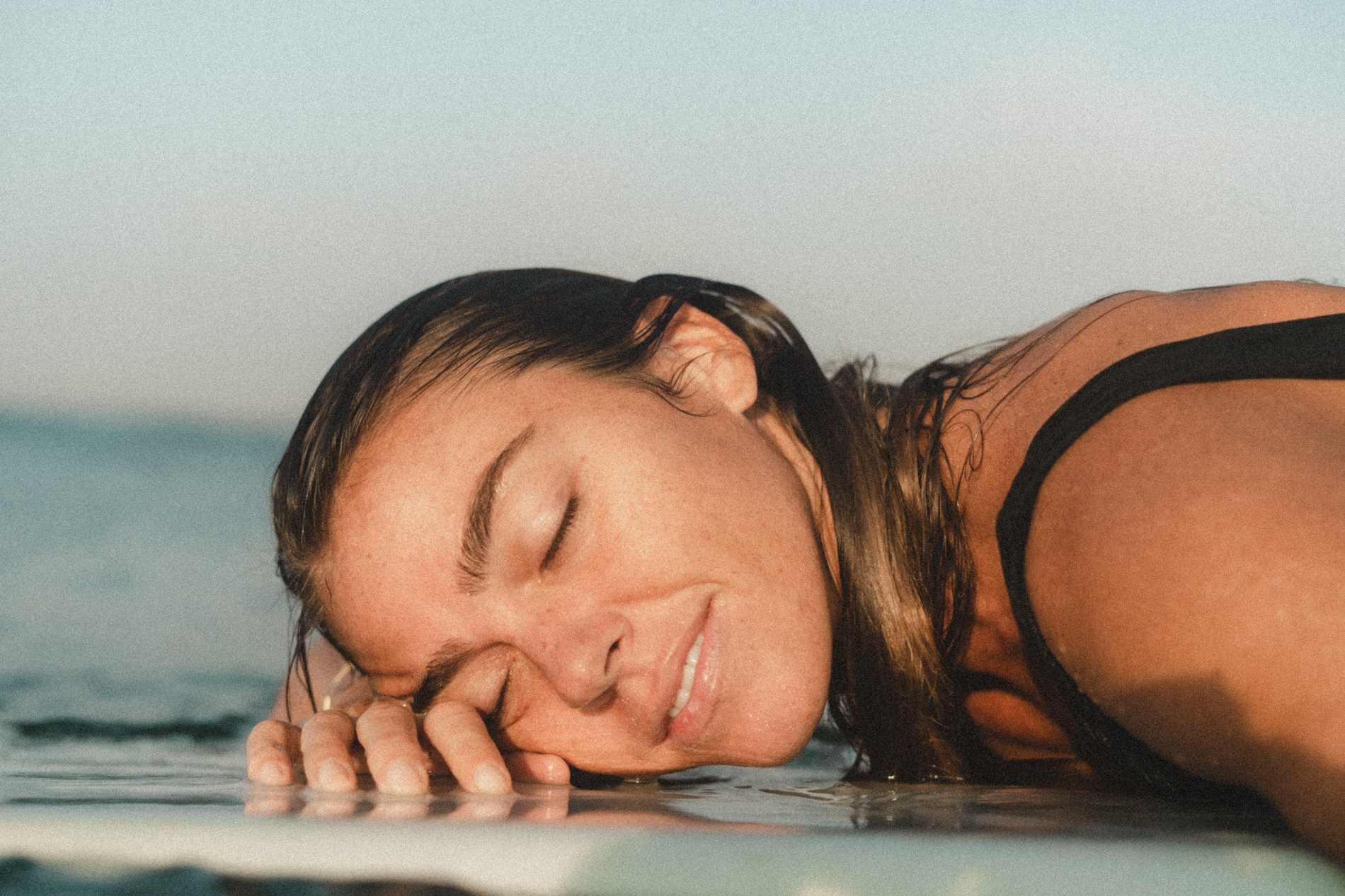 Mulher relaxando na água